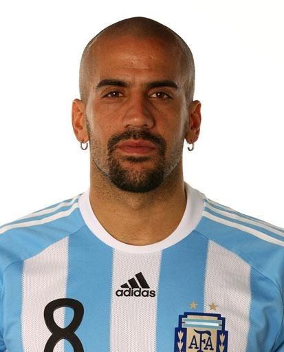 1996年，博卡青年队造访中国。在和四川队打完友谊赛之后，全兴对21岁的贝隆很感