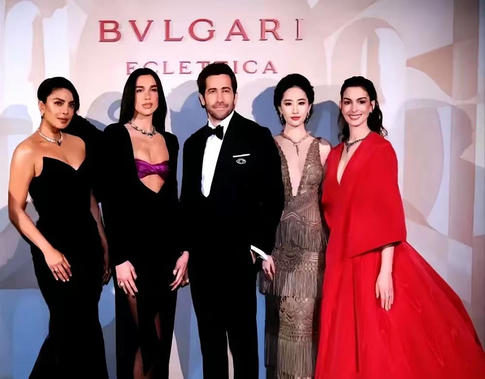 刘亦菲，明明是top1，为啥和这些无名小辈凑热闹，真的一个也不认识，她似乎还被挤