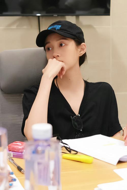 关晓彤在白玉兰颁奖礼彩排后台引发热议。众人起初以为她手腕上只是普通配饰，后来才知