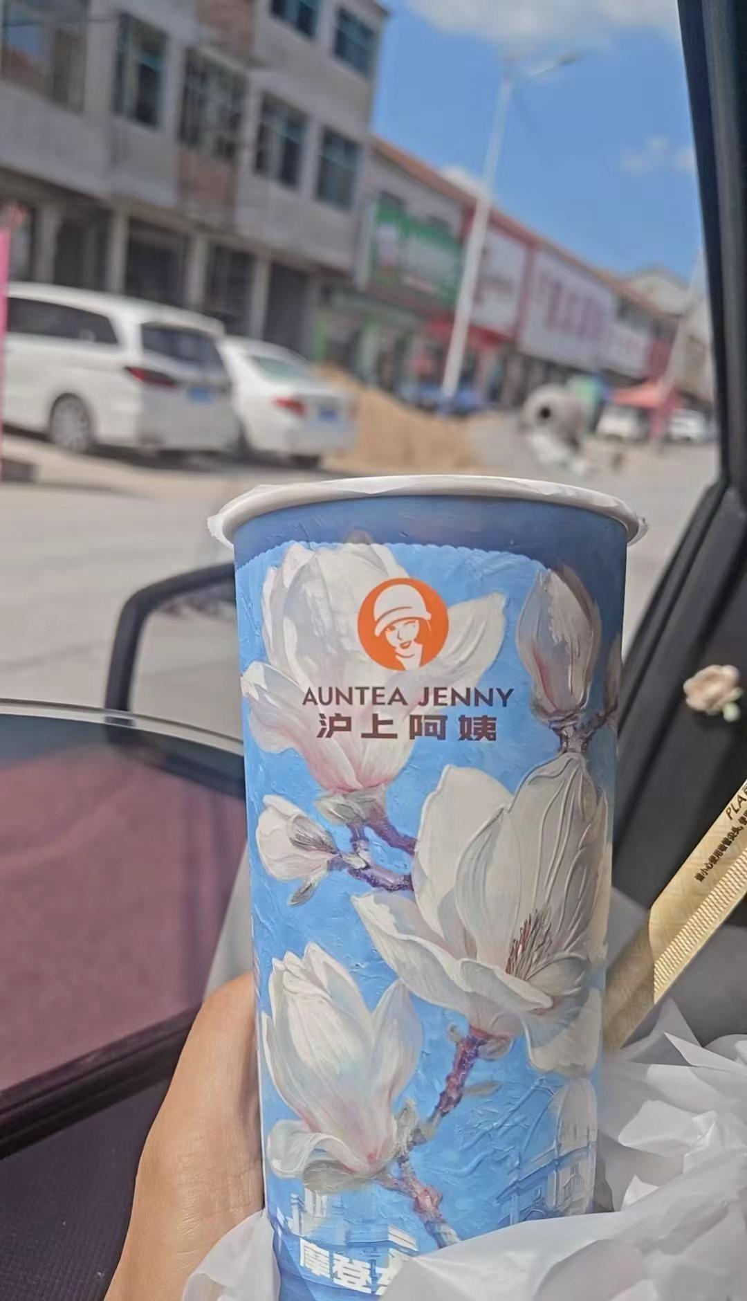 当我一次比一次平静 事事不跟你计较 开始变的无限宽容 就是爱意消失的时候 日落西