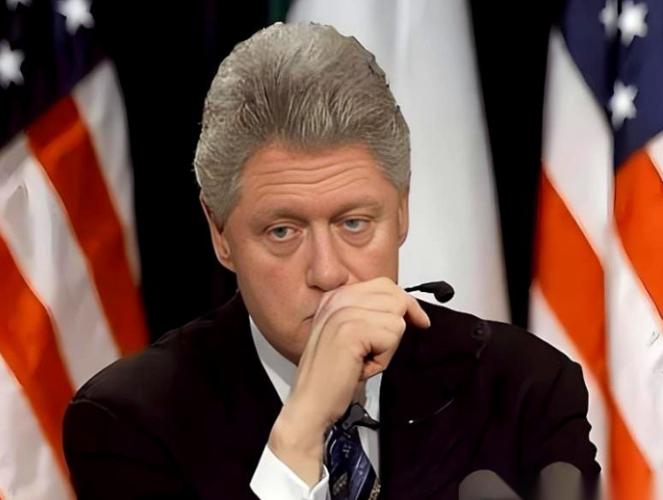 克林顿离开白宫时，给美国留下的是一座“金矿”，联邦账本里躺着超过两千亿美元的盈余