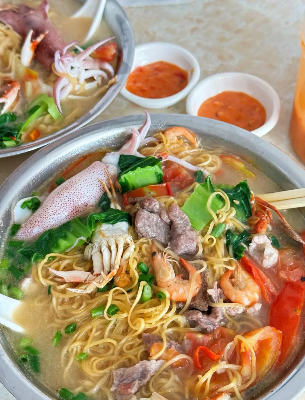 一碗海鲜面里面居然有鱿鱼青菜，螃蟹，虾，牛肉，在广西北海，就是这么豪华的搭配，也