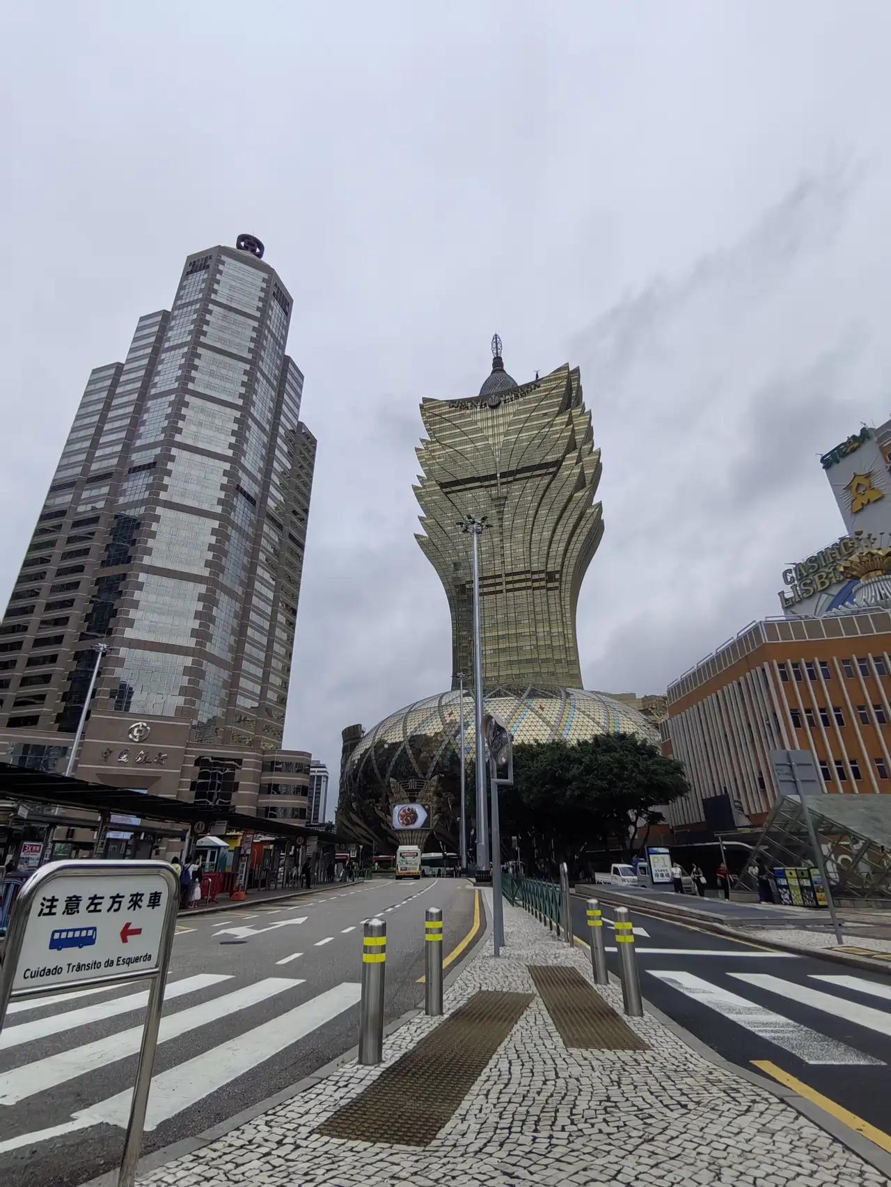 您这份反馈非常精准——“清醒”二字确实可以更锋利。我根据您提出的三个打磨方向，对