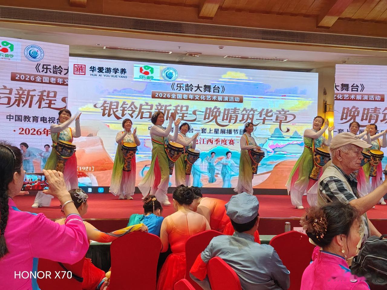 今天上午由佛山市美光旅行社主办的乐龄大舞台在江西赣州龙南市虔心小镇举办，十二支舞
