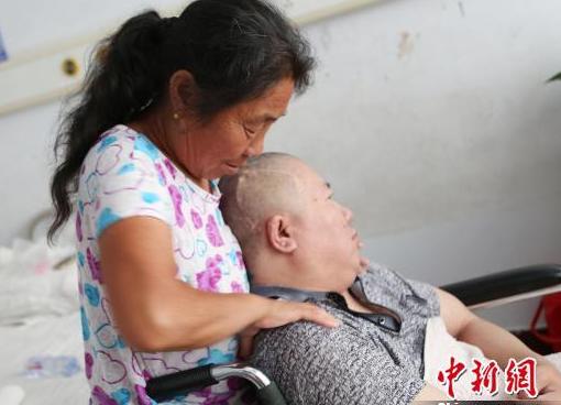 2006年10月，河南一男子意外成植物人，岳母不离不弃照顾9年，哪知，男子醒来，