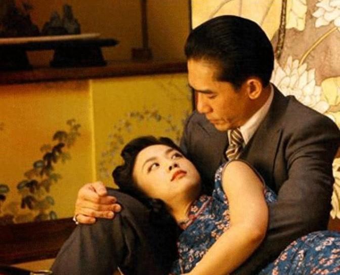 1939年，中统元老熊剑东被抓进76号，为了救出丈夫，唐逸君单独找到丁默邨，完事