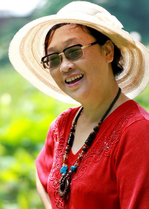 友友简短的几句话就把人生在世快乐秘诀都淋漓尽致地道了出来了。
其实为人喜乐与忧愁