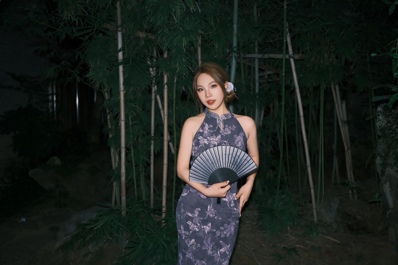 小姐姐新买的旗袍，兴致勃勃的来古镇拍照片，没有一丝风流着汗水也要留下自己的倩影～