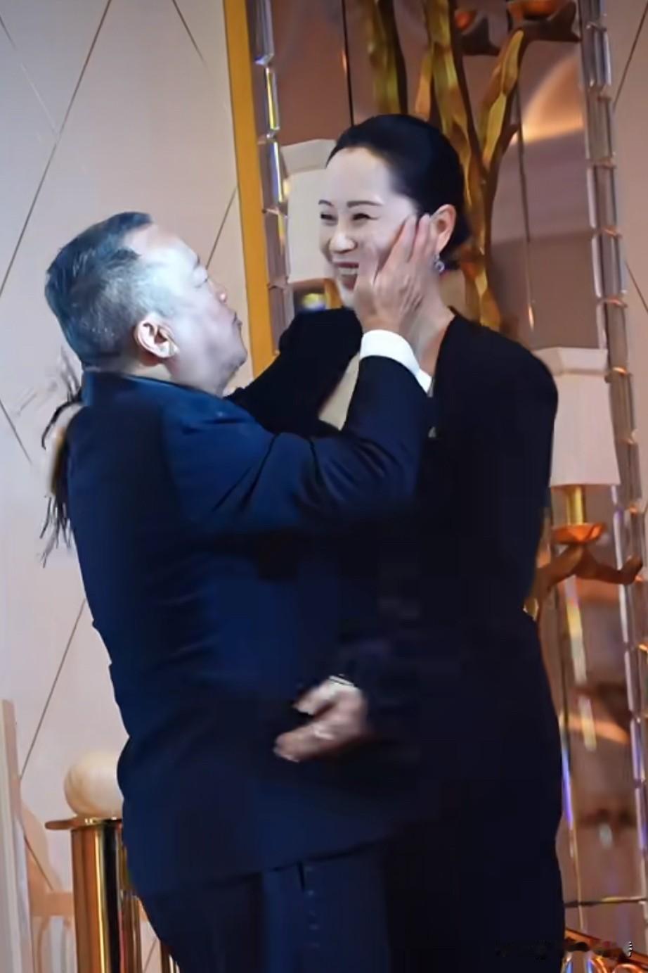 这俩人没看明白，拥抱可以理解，但是转到“脸上”真的不合适！

他一只手放到海清脸