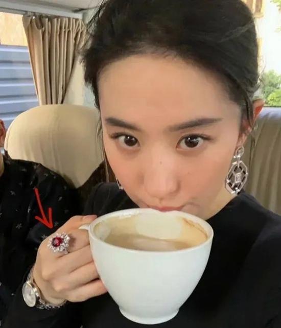 “单价高达90万一克拉！”刘亦菲所带的这枚戒指价值不菲。 ​​​