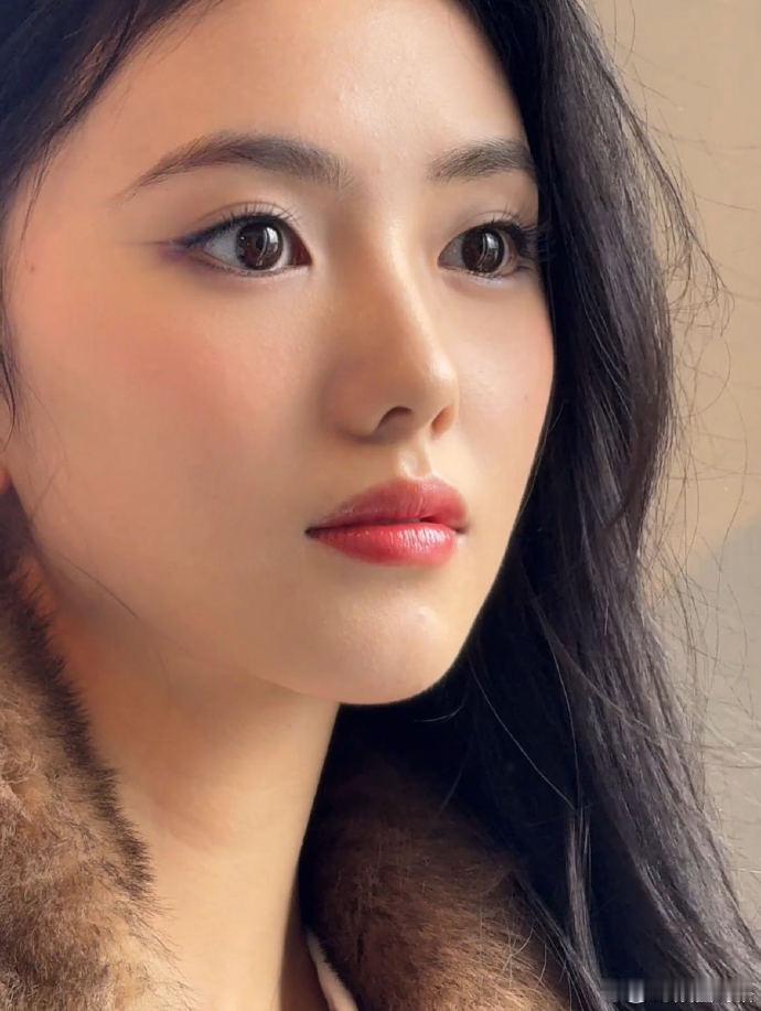 #刘浩存MiuMiu#看到刘浩存于巴黎 MiuMiu 大秀上，皮质套装与毛领钉珠