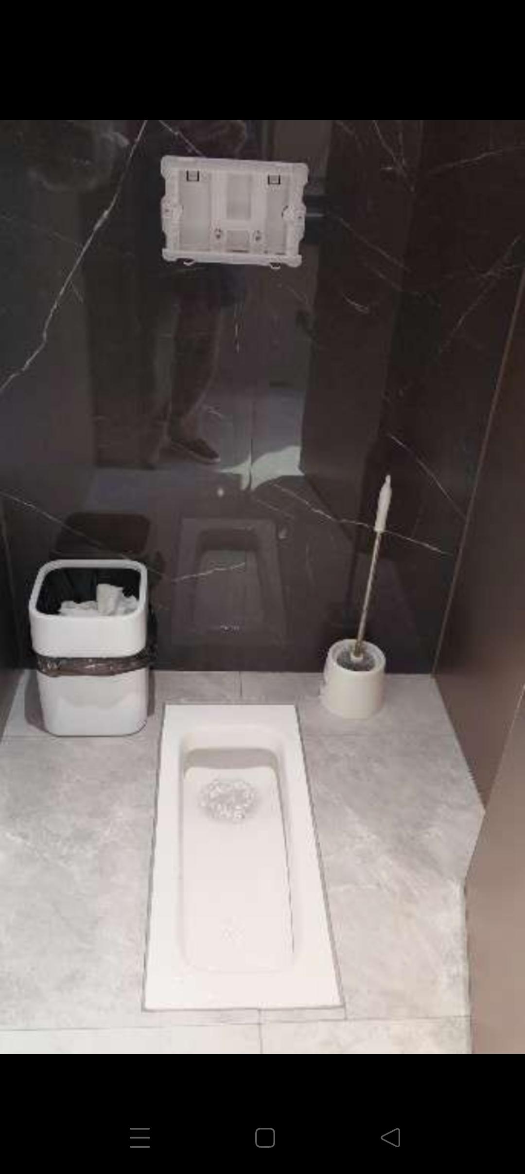 现代简约卫生间设计。这是一间现代化的卫生间，设计简洁大方。地面和墙壁采...