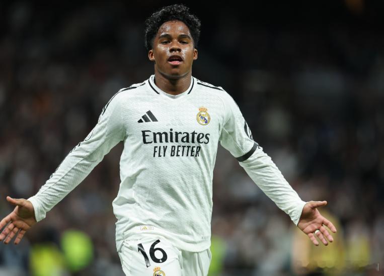 《阿斯报》发文，谈近期被皇马租借到里昂的恩德里克，阿斯的这篇文章写道：过去六个月