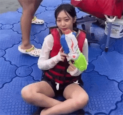 完虐玩水的美女，太虐待了！泳池玩水仙女 水里美女 玩水的搞笑女 女孩虐待致死 虐