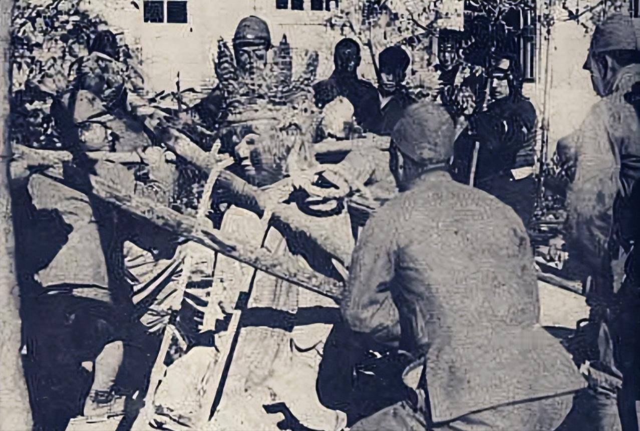 1942年冬天，南京中华门外，一群日本兵围着一座刚被炸开的砖塔，手里端着洛阳铲。