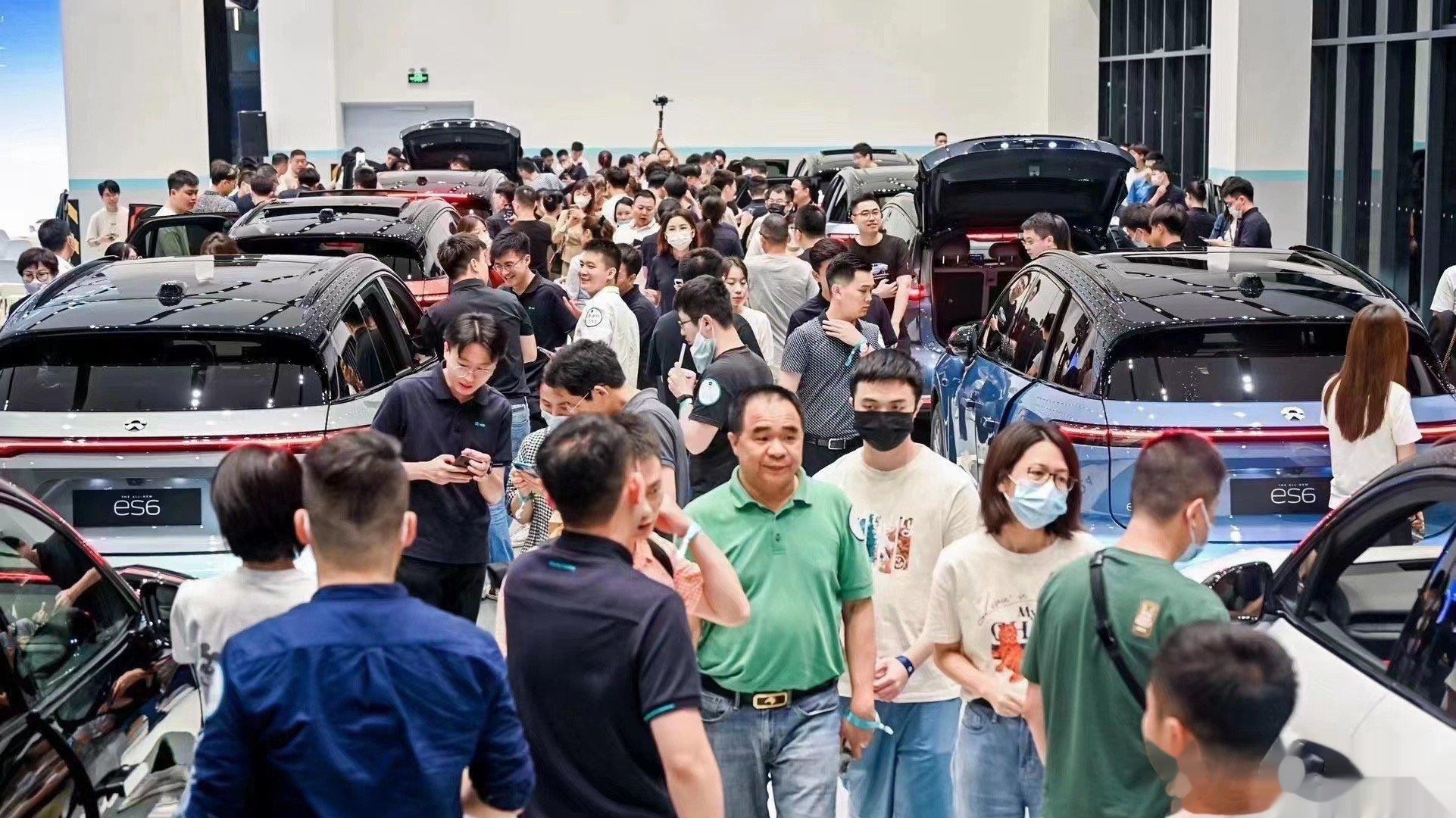 昨晚的蔚来中心，灯火通明连夜交付，仿佛又看到了之前ET5首发时候的盛况，不过这次