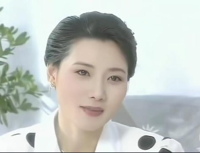 翻到何赛飞年轻时的老照片直接看愣了，完全懂了什么叫媚眼含笑三分春，笑与不笑皆醉人