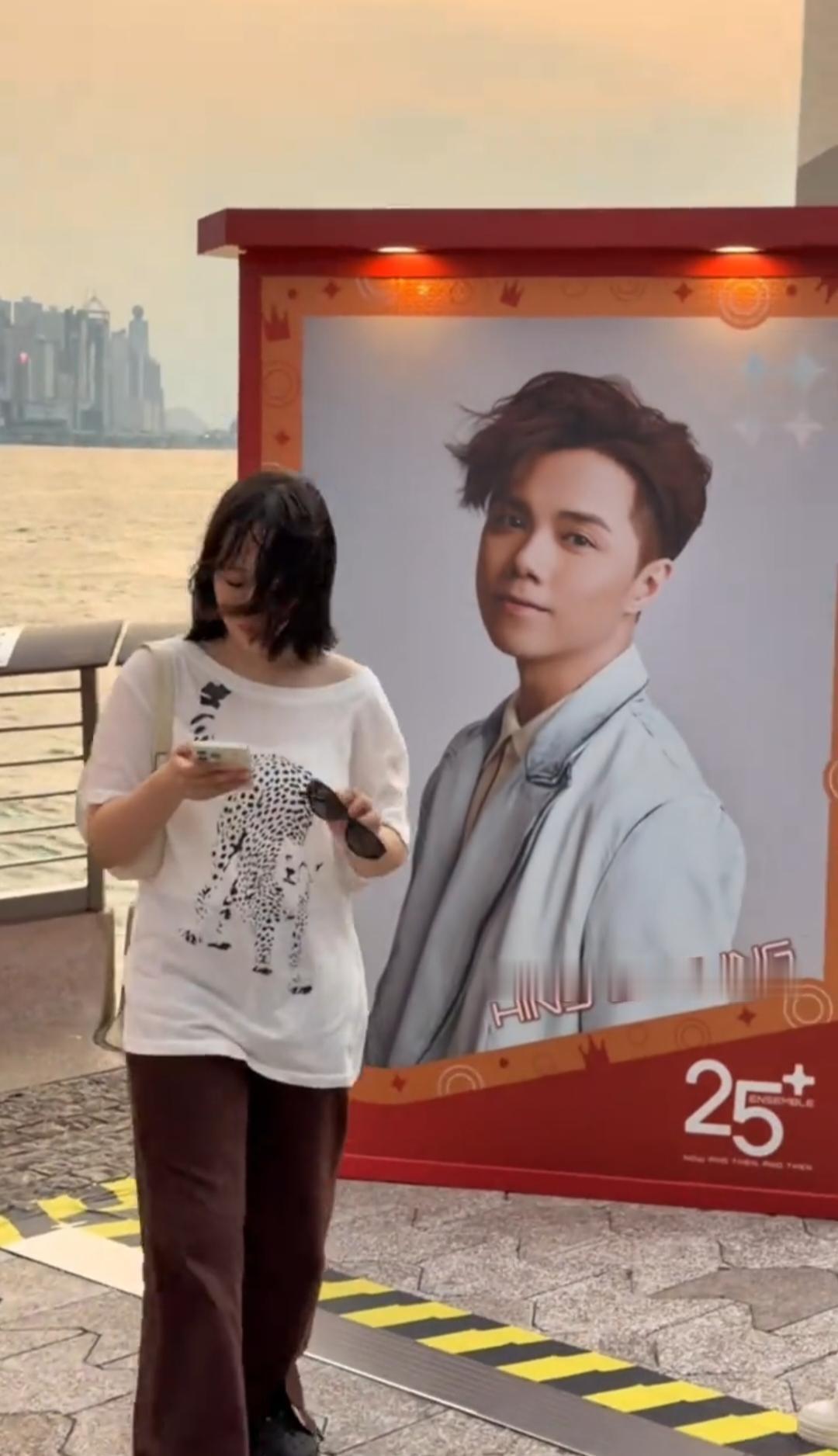 英皇还真是力挺张敬轩，在香港的星光大道上，已经摆出了英皇25周年演唱会参演的巨幅