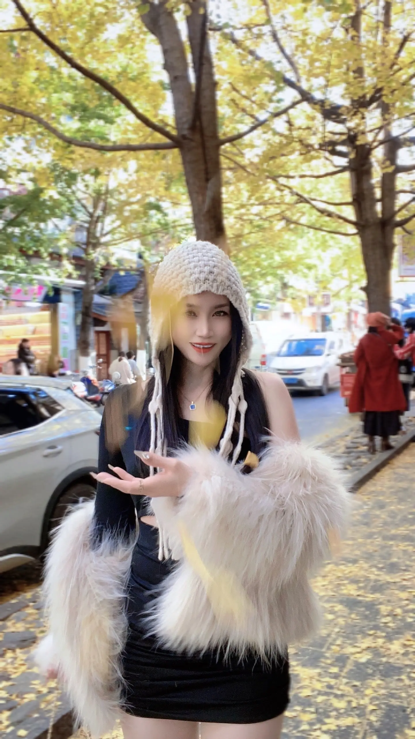 最美的时光，莫过于与你相伴。最美深秋，莫过于银杏叶黄。银杏从来不负秋...