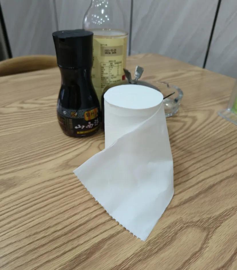 居然有餐厅在餐桌放厕纸...
虽然廉价的抽纸，面巾纸菌落和荧光剂，也好不到哪里去