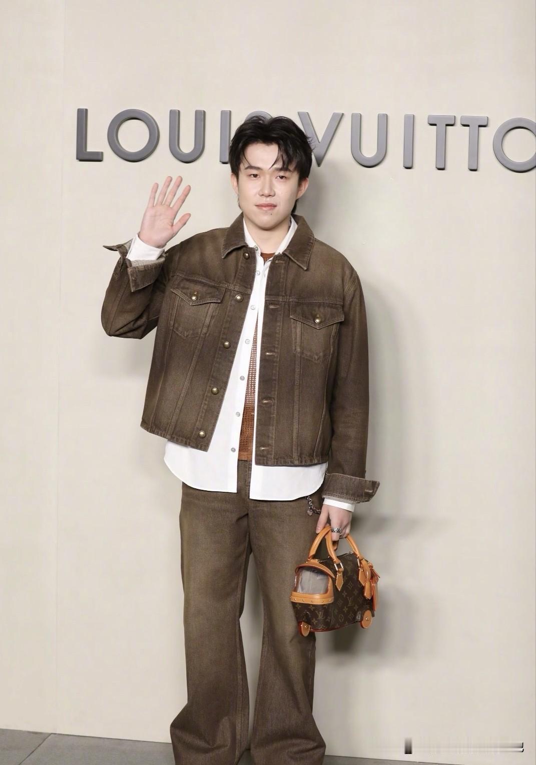 所以体育版热搜被小王霸屏了也不奇怪，未来三里屯太古里这家LV，又将成为新打卡点了