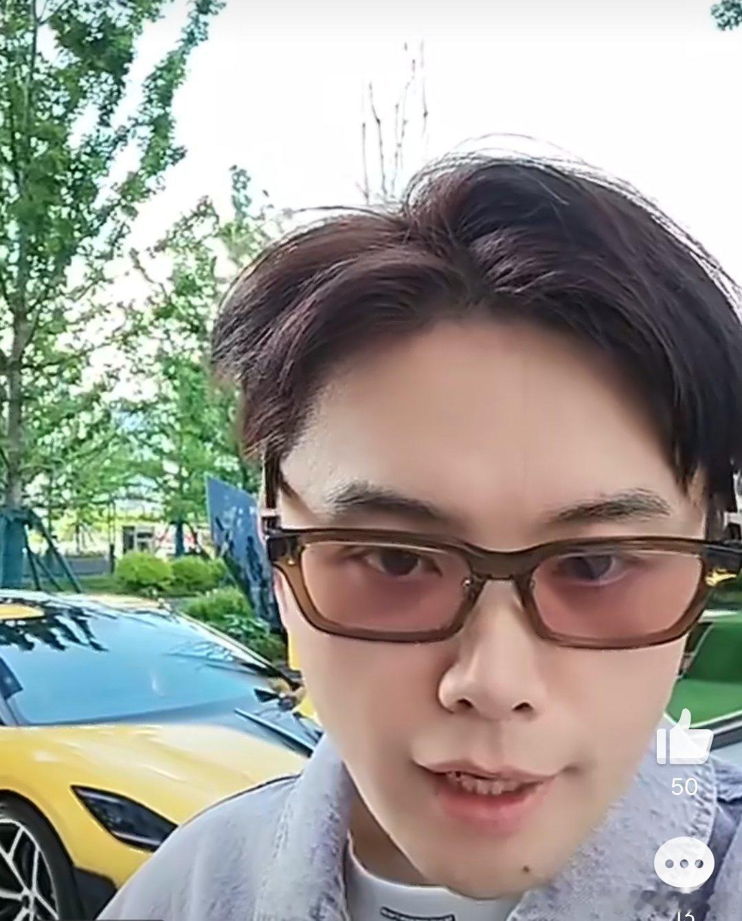 怎么感觉 有点像秦昊呢 