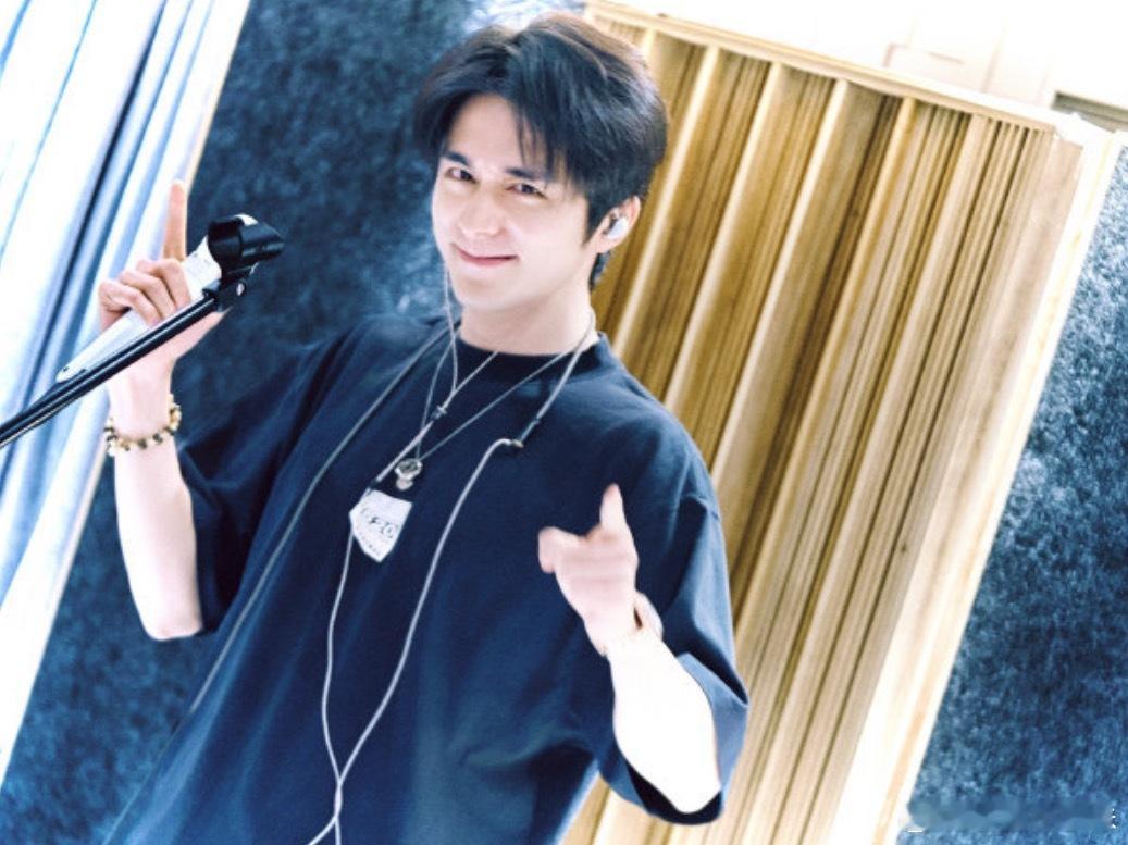 还没有听过张新成音乐节现场的来咯！这次是演员张新成切换歌手身份[举手][举手]什