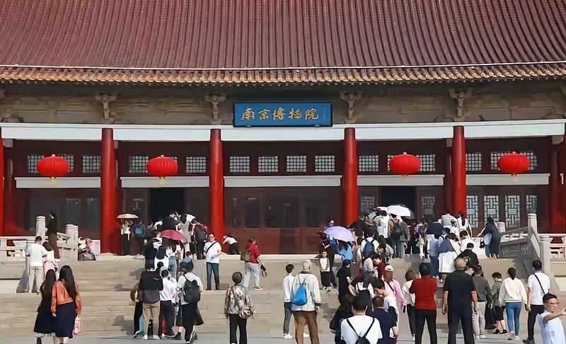 南京博物院的丑闻还真是一个接一个，继《江南春》被曝出丑闻后，庞氏后人又发声了。原