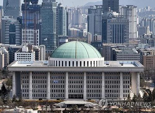 韩国检察官为何权力滔天？历史遗留的强权力体系，迎来七十年来最大改革
 
很多人看