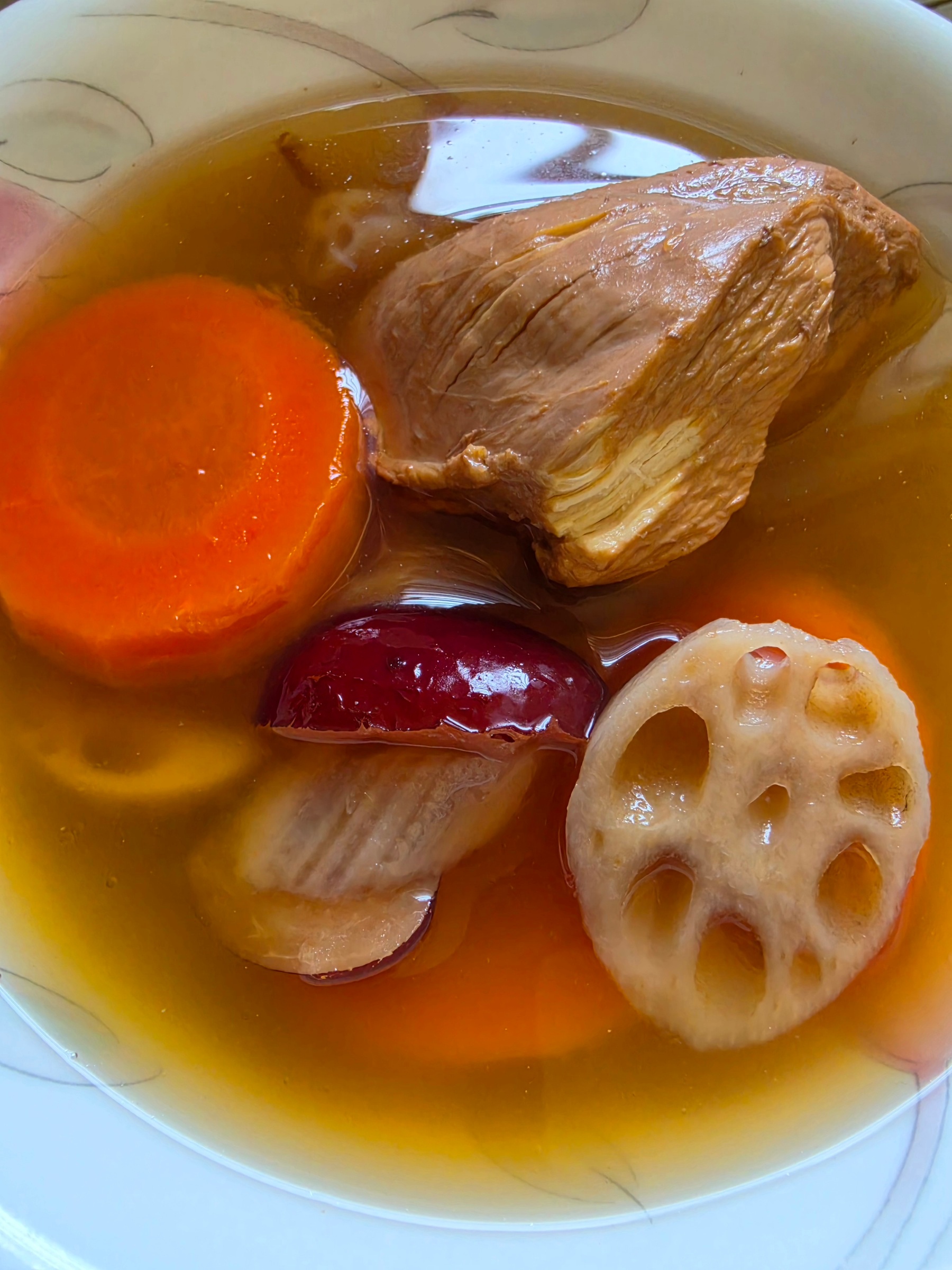 我家厨房👩🍳 热呼呼的莲藕、胡萝卜、红枣、鸡肉汤！（喝完之后满头大汗）每日一
