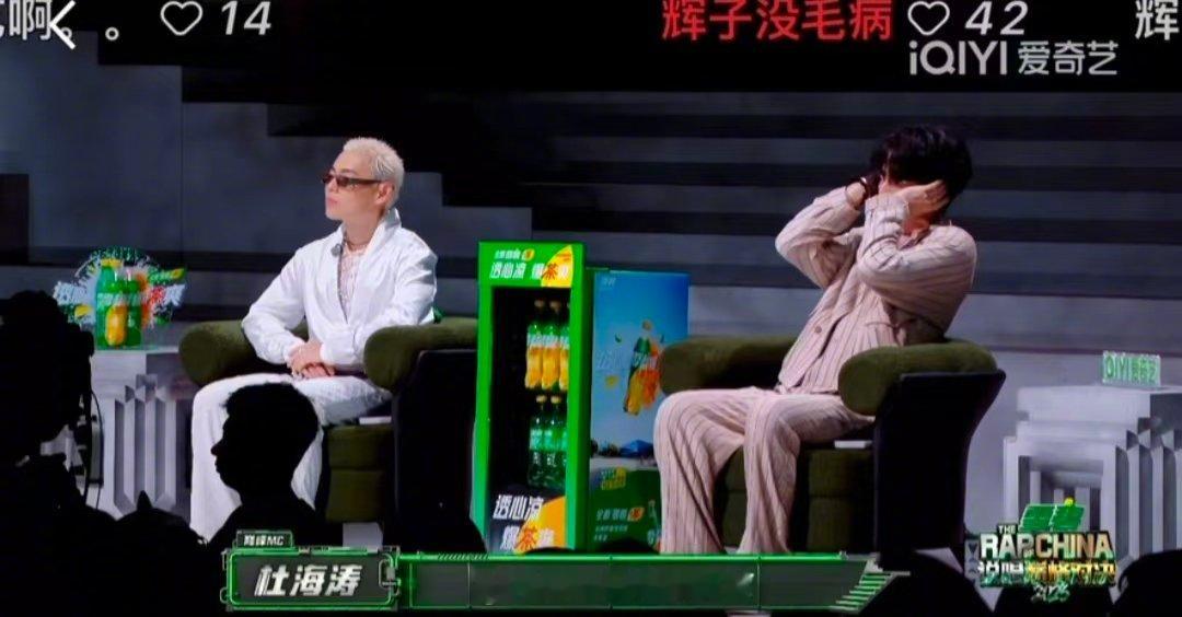 严浩翔紧张到捂耳朵 被严浩翔这个小细节戳到！说唱巅峰对决淘汰赛，最后一组宣读结果