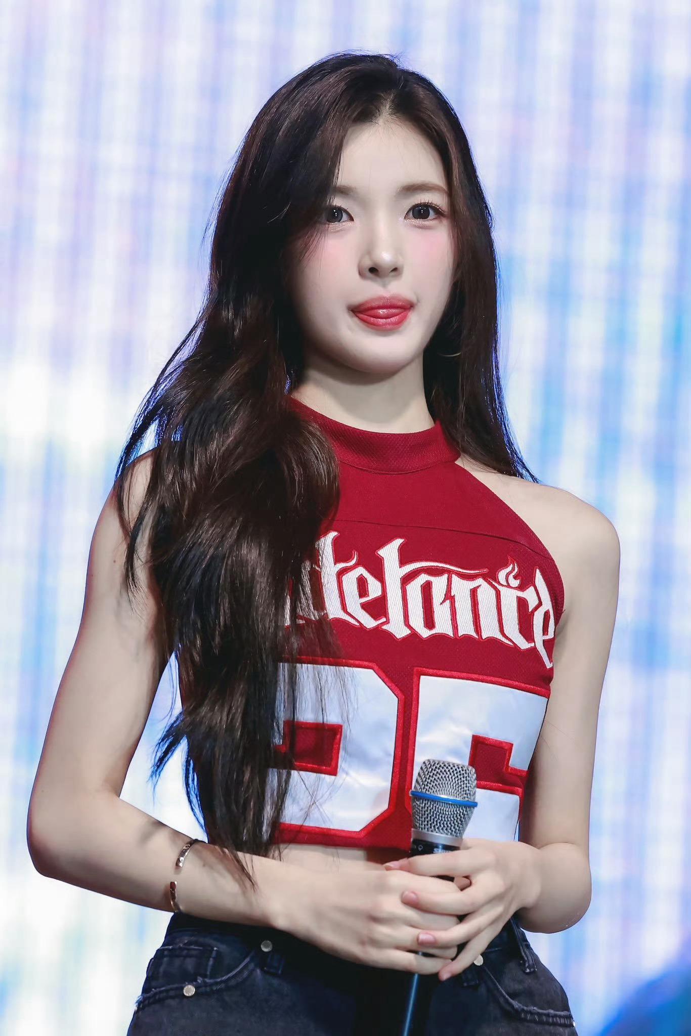 Hearts2Hearts柳河岚YUHA 这个妹妹好美！ ​​​