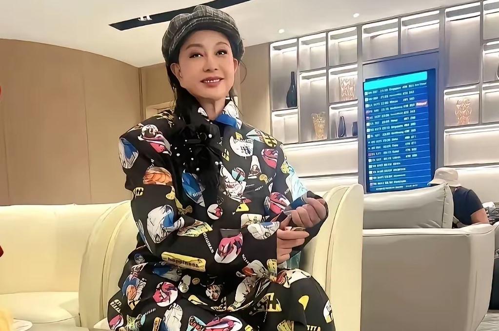 近日，75岁的刘晓庆于凌晨三点在朋友圈晒出近照，惊艳一众网友。照片里的她妆容精致