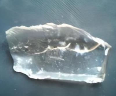 1930年，新疆一位牧民在放羊时，发现羊群突然避开了一片草地，他走近一看，草地上