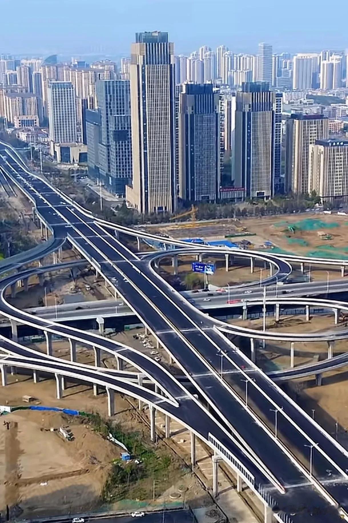 湖北省襄阳市内环线高架即将全线通车！
项目全长34.7公里，共七座立交桥。华侨城