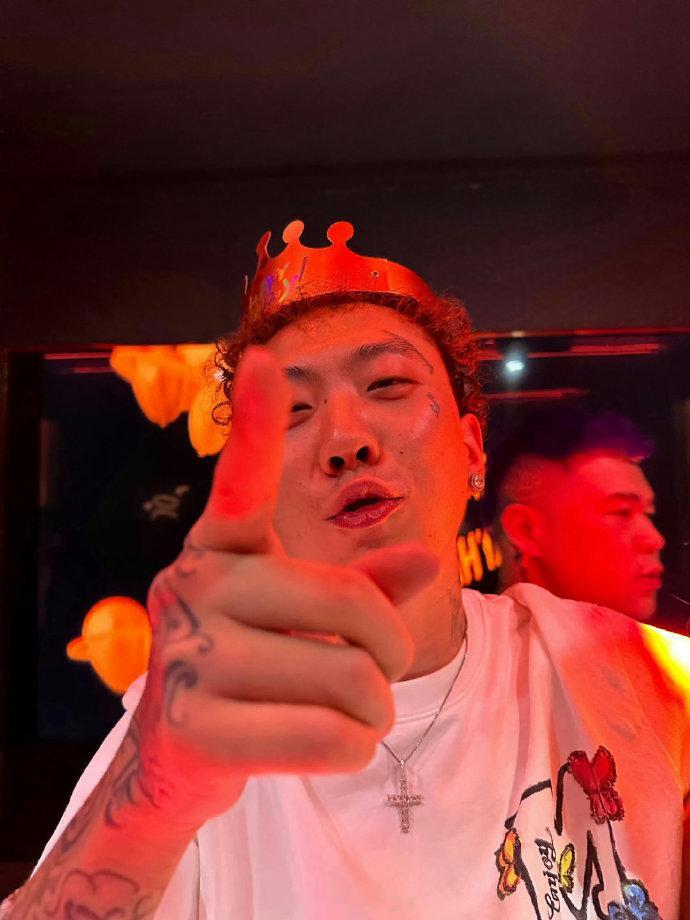 #更高兄弟带各自女朋友聚会# 男RAPPER Melo过三十岁生日，更高兄弟马思