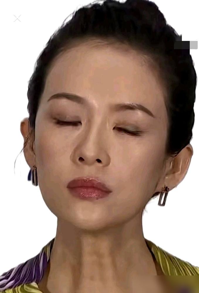 她一头扎进屠宰场，看猪血染红地面，再把自己从84斤吃到104斤，你跟我说这是发福