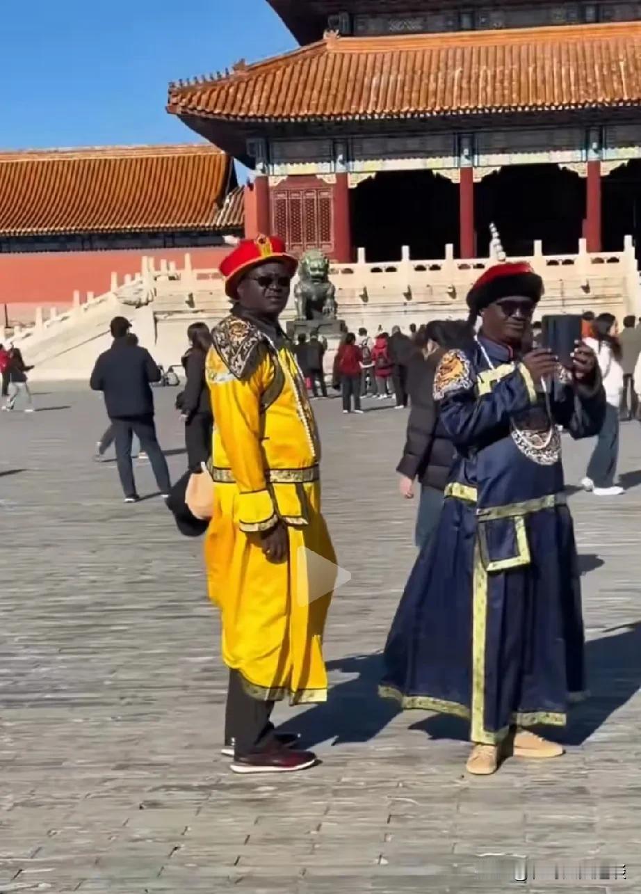 满清出现了第9旗，黑旗。看着黑人穿上清朝的服饰，真的好像出现了又一个旗。正黄旗，