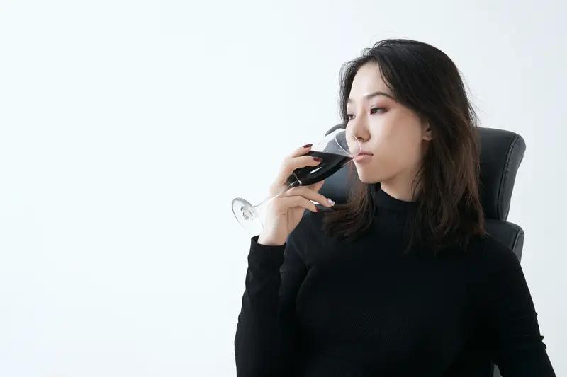 AI妙生图品酒话古今。