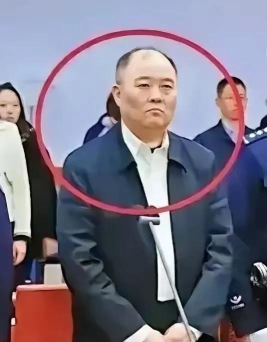 中信银行行长孙德顺贪污 9.79 亿被判死刑，可他一点儿不惊讶，还面带微笑。这一