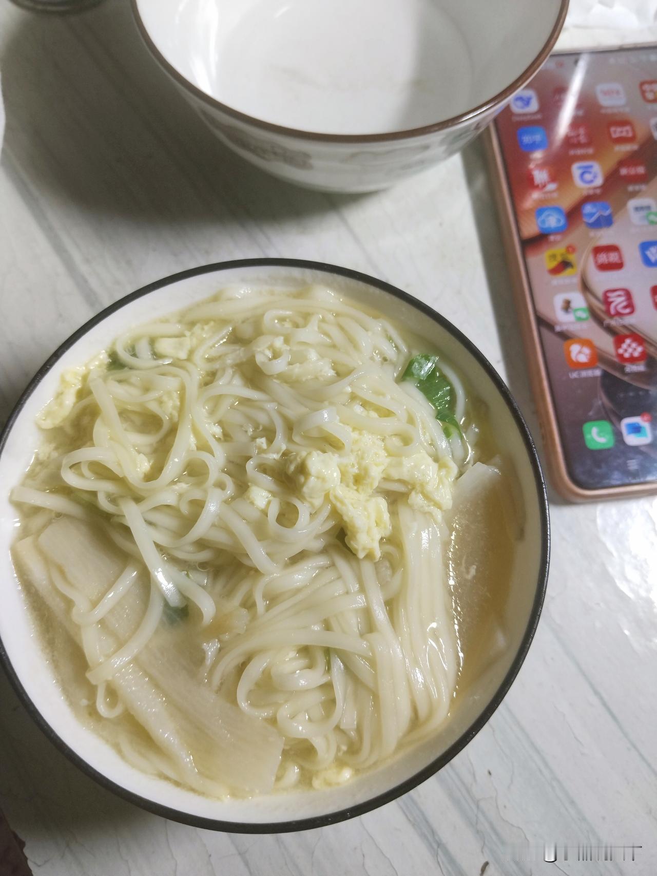 晚上一个人在家，懒得折腾做菜，煮上一碗清汤鸡蛋面简单对付晚饭。胃一直不太舒服，油