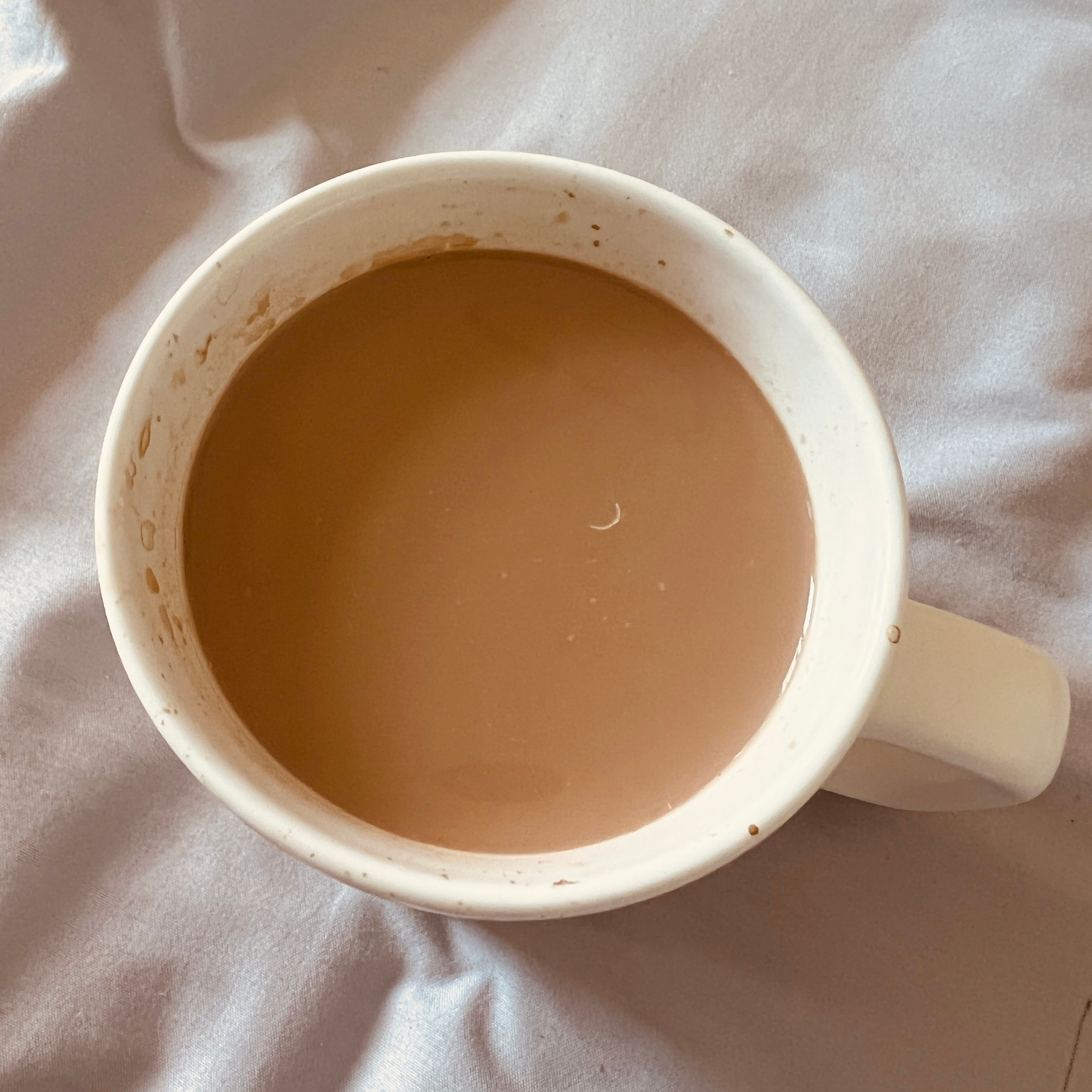 一小盒椰乳、半盒牛奶、两袋咖啡液，自制一杯生椰拿铁刚刚好，有点儿甜，又不腻！ 