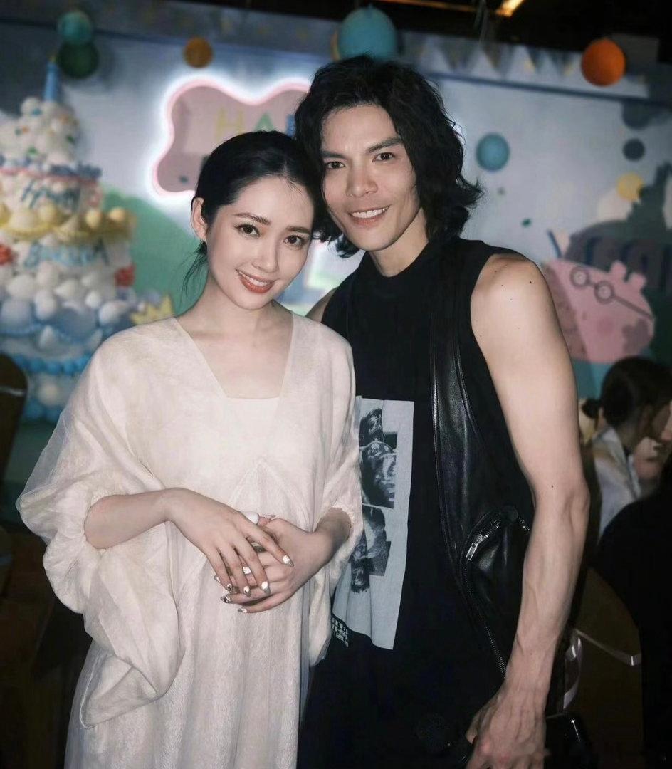 二狗问郭碧婷你爱向佐吗 二狗这波贴脸开大绝了！问完郭碧婷直言尴尬，全场笑到不行，