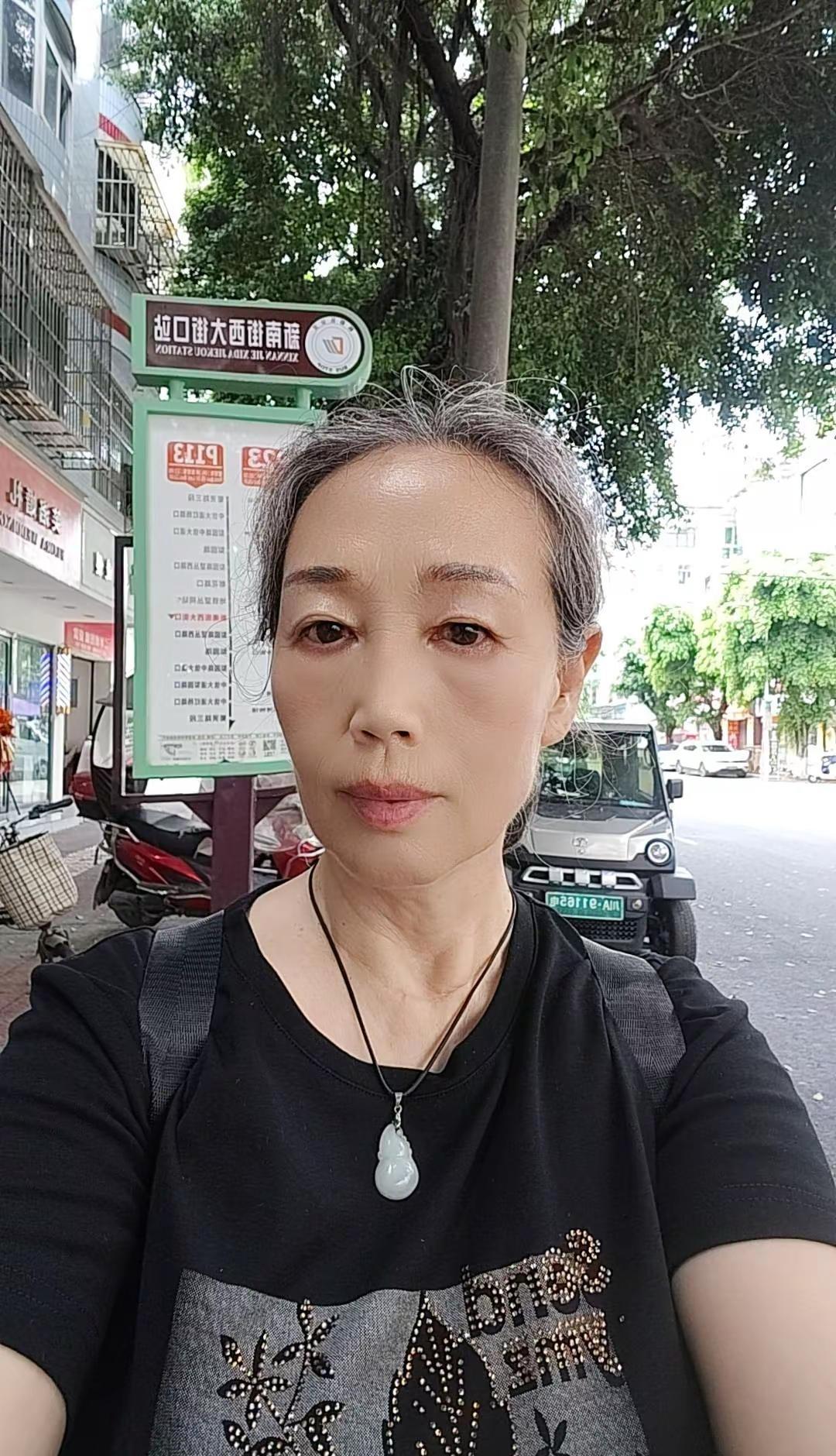 美颜一开，不认识自己。今天去贴三伏贴，在等公交车的时候，用原相机拍了一张照片下6