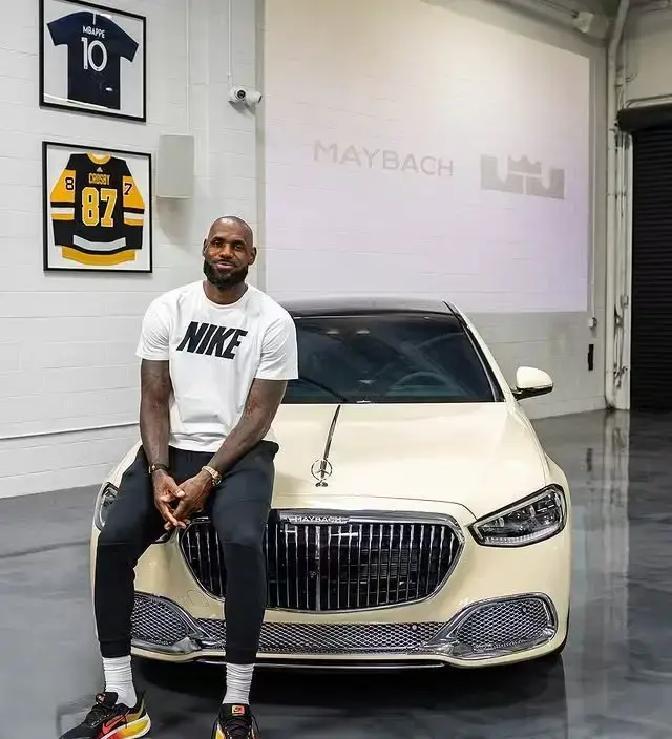 近日迈巴赫S680勒布朗詹姆斯专属版亮相，价值直逼30万美元，却藏着最扎心的反差