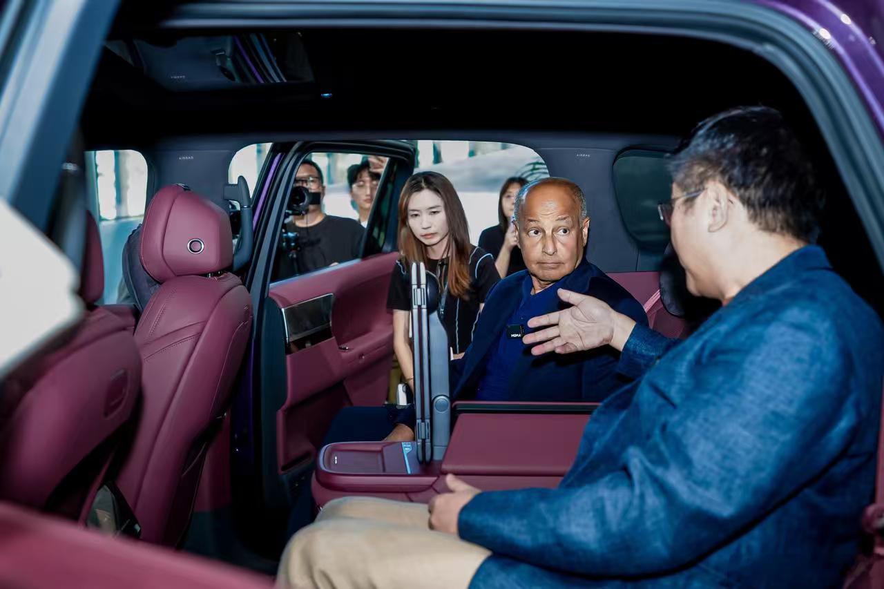 近日，世界泳联主席、亚奥理事会总干事侯赛因·阿尔-穆萨拉姆与世界泳联副主席周继红