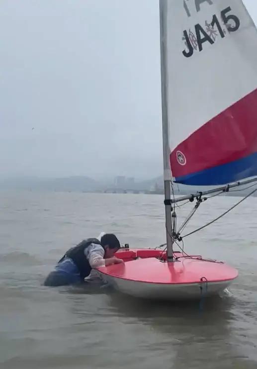 瞬间破防！
2026年2月2日湖北消息，深圳大鹏溪涌帆船基地一段视频走红，202