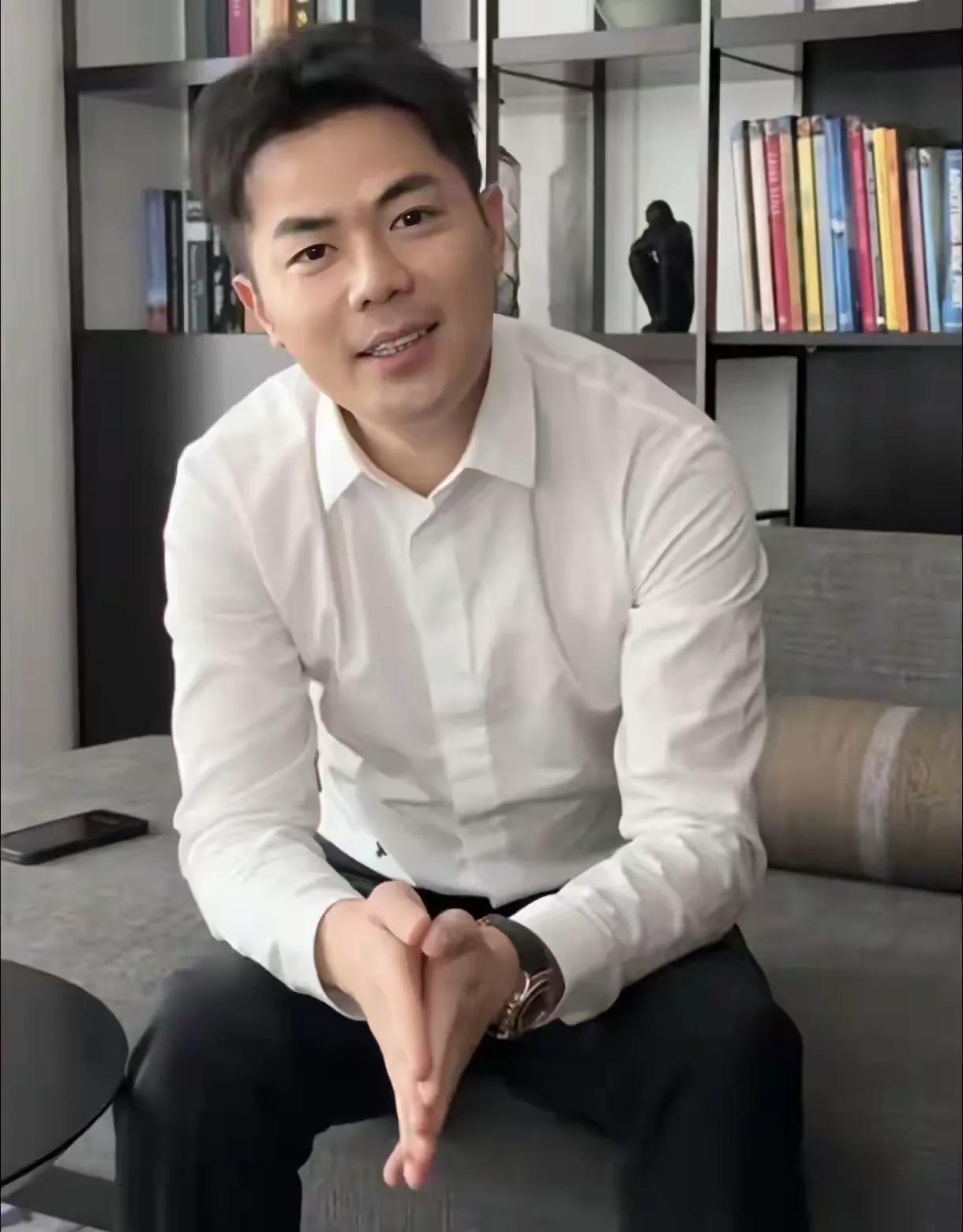 近日，霸王茶姬创始人人张俊杰御去霸王茶姬公司董事长一职引起大家的关注！由尹登峰接