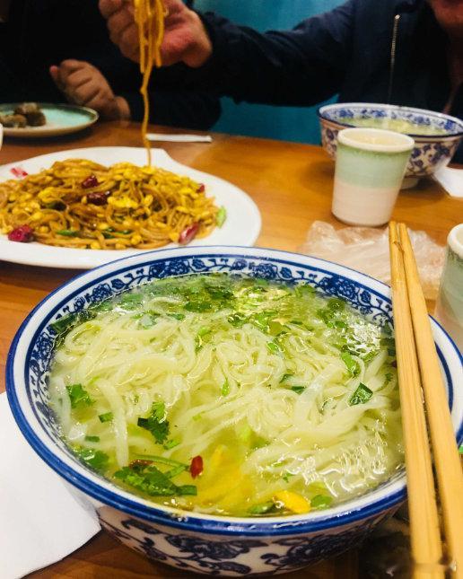 浆水如何成为兰州人的夏日解药黄河穿城而过，造就兰州燥热的盛夏，也孕育出浆水这道风