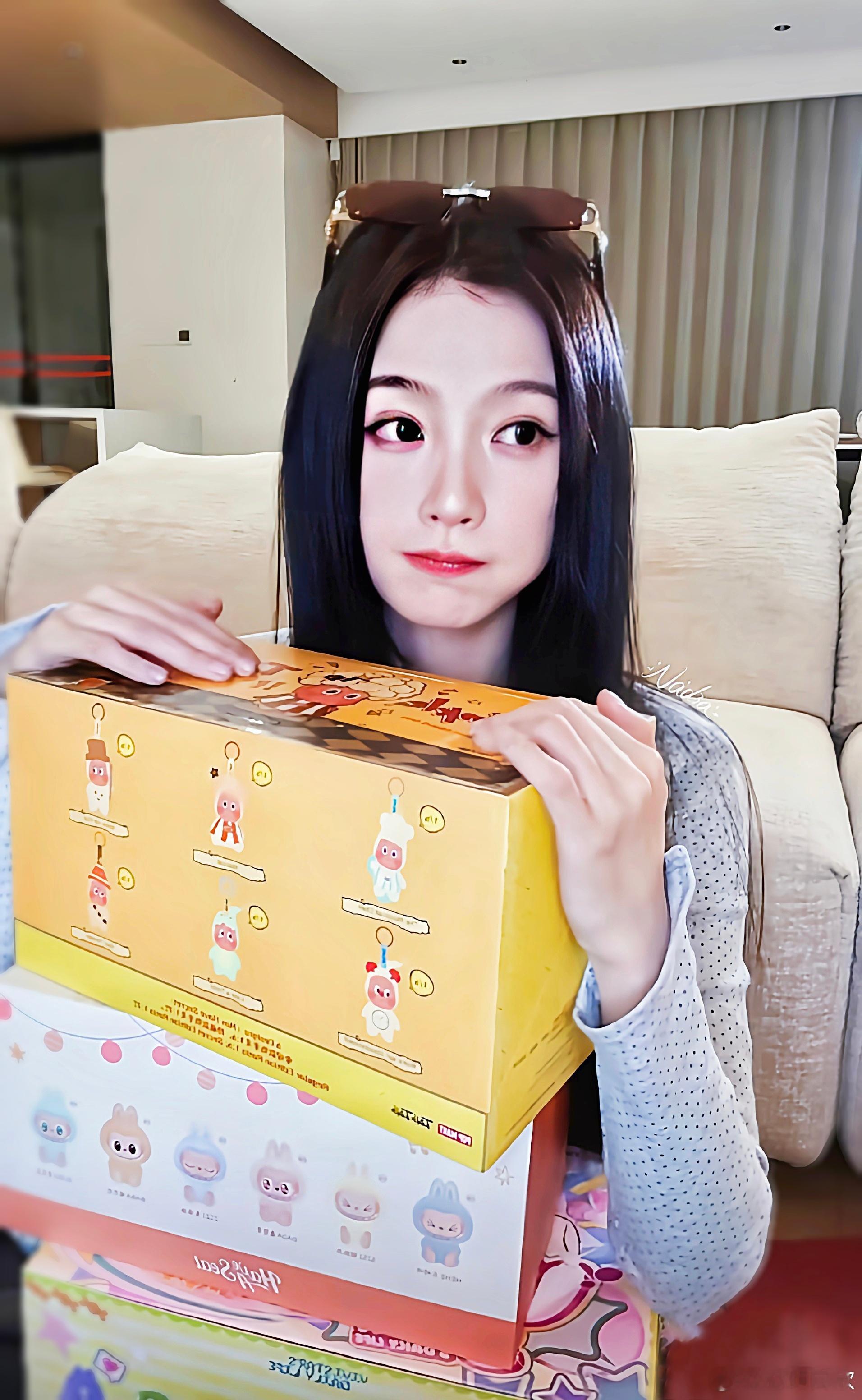 🐟虞书欣云初 🐟虞书欣云初令 躺在草地上，云朵是你指间飘散的棉花糖。“𝑪?